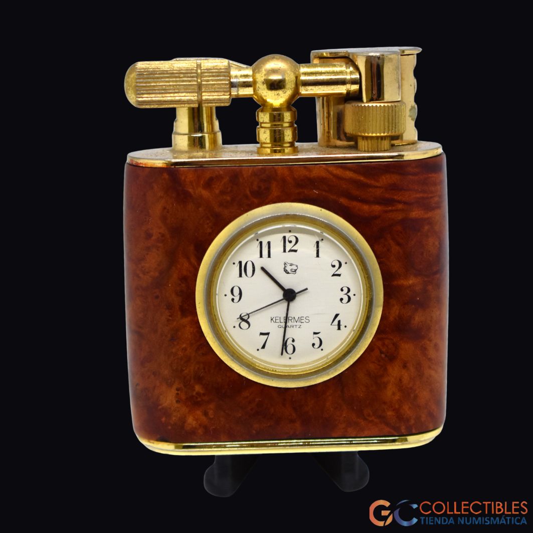 Lote 3001 - Encendedor de colección con reloj de cuarzo Kelurmes en el frente, mecanismo Zenith.
