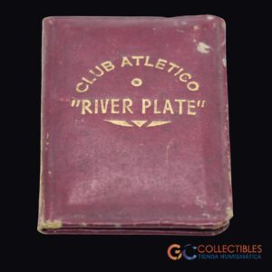 Lote 3002 - Credencial de socio del Club Atlético River Plate con foto original del titular y sello institucional.