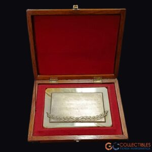 Lote 3053 - Placa Militar en Mármol y Metal – Casino de Suboficiales del Regimiento de Infantería 8 – Comodoro Rivadavia 1986