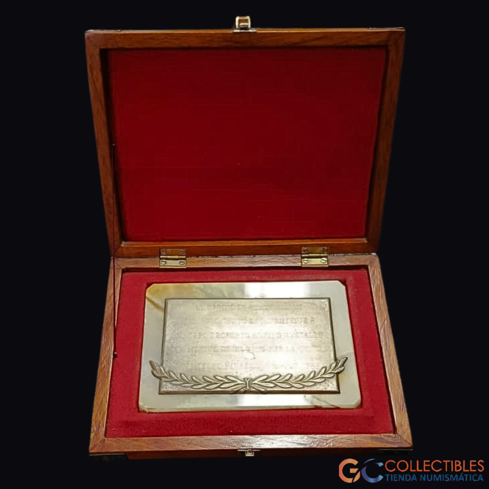 Lote 3053 - Placa Militar en Mármol y Metal – Casino de Suboficiales del Regimiento de Infantería 8 – Comodoro Rivadavia 1986